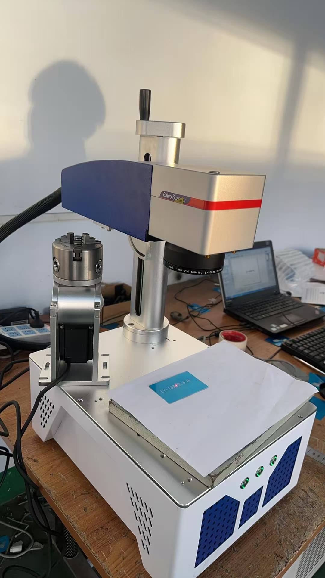 ماكينة نقش بالليزر على سطح الم - مراجعة Fiber Laser Engraver 30W Raycus وسعره