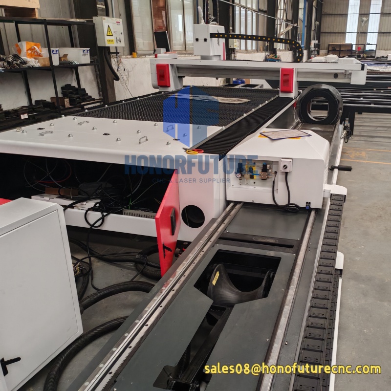 آلة قطع بالليزر الليفي للصفائح - مراجعة Fiber Laser Cutter 1500W Metal وسعره